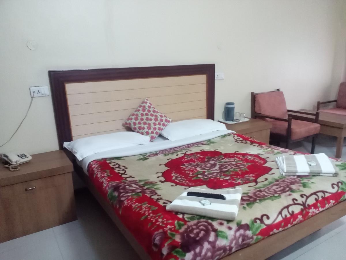 Hotel Preethi Palace Ooty Exteriör bild